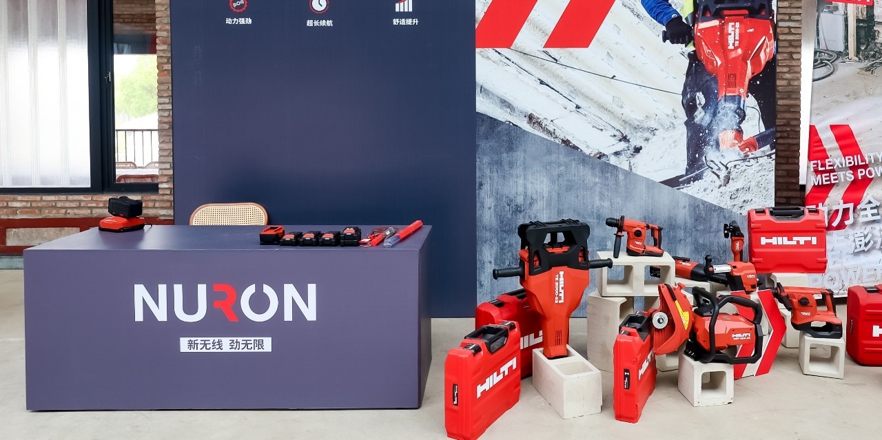喜利得集團(tuán)預(yù)埋槽事業(yè)部總負(fù)責(zé)人Simon Rolshoven、蘇州工廠(chǎng)總經(jīng)理Heinz Nieder、喜利得中國(guó)總經(jīng)理夏岱為新工廠(chǎng)剪彩